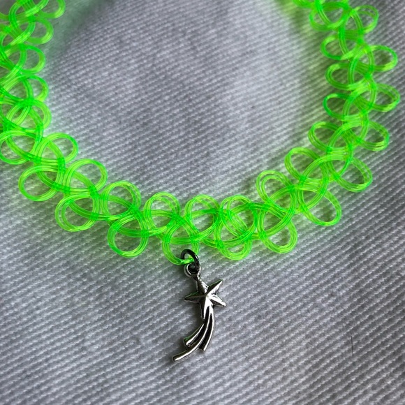 Neon green shooting star tattoo choker - Picture 2 of 2